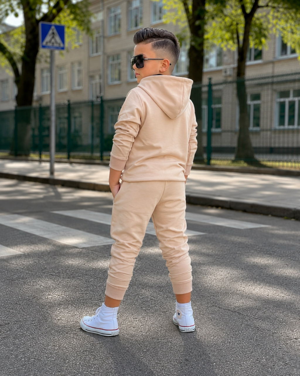 Бежевий дитячий костюм Adidas, вигляд ззаду